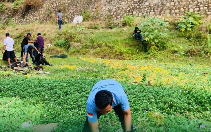 DLH Kota Bima Bersihkan Jalan, Sungai, dan Taman, Warga Diimbau Tidak Buang Sampah Sembarangan
