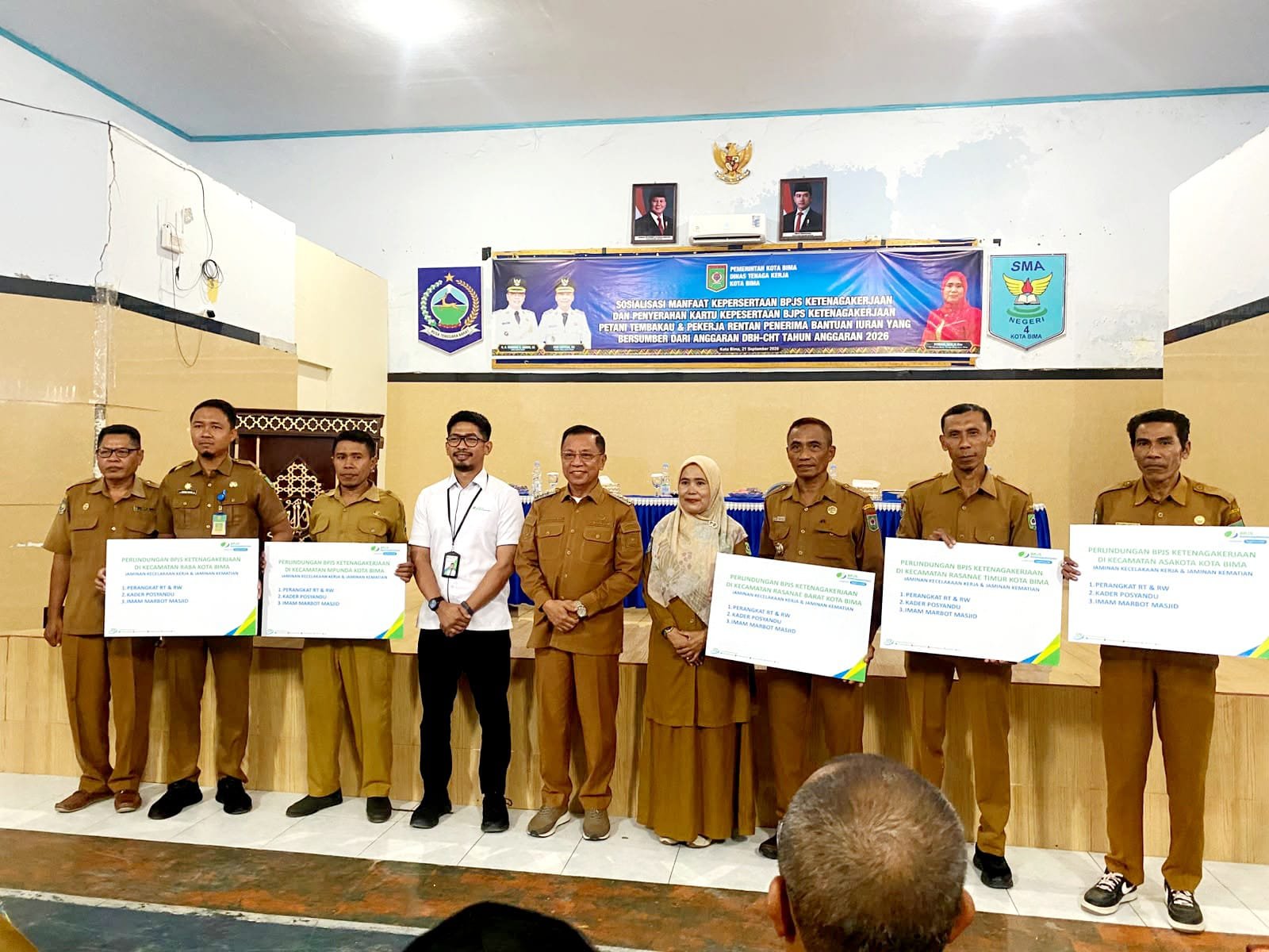 Disnaker Kota Bima Serahkan Kartu BPJS Ketenagakerjaan bagi Petani Tembakau dan Pekerja Rentan