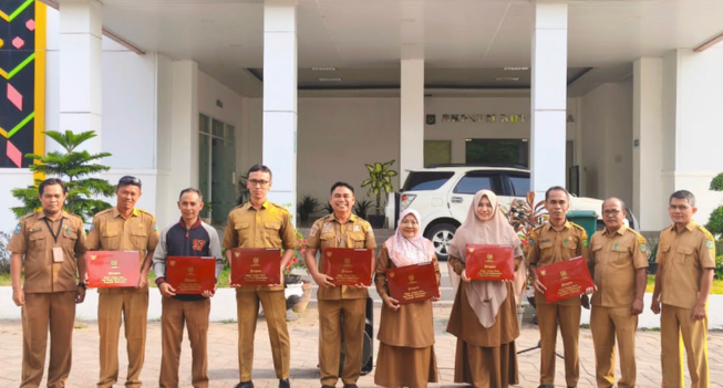 ASN BKPSDM Kota Bima Terima Satyalancana Karya Satya atas Pengabdian 10 dan 20 Tahun
