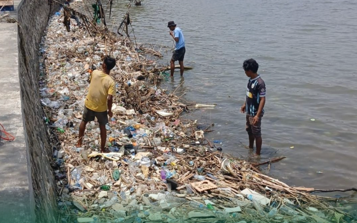 DLH Kota Bima Bersihkan Pantai Amahami, Ajak Warga Jaga Kebersihan