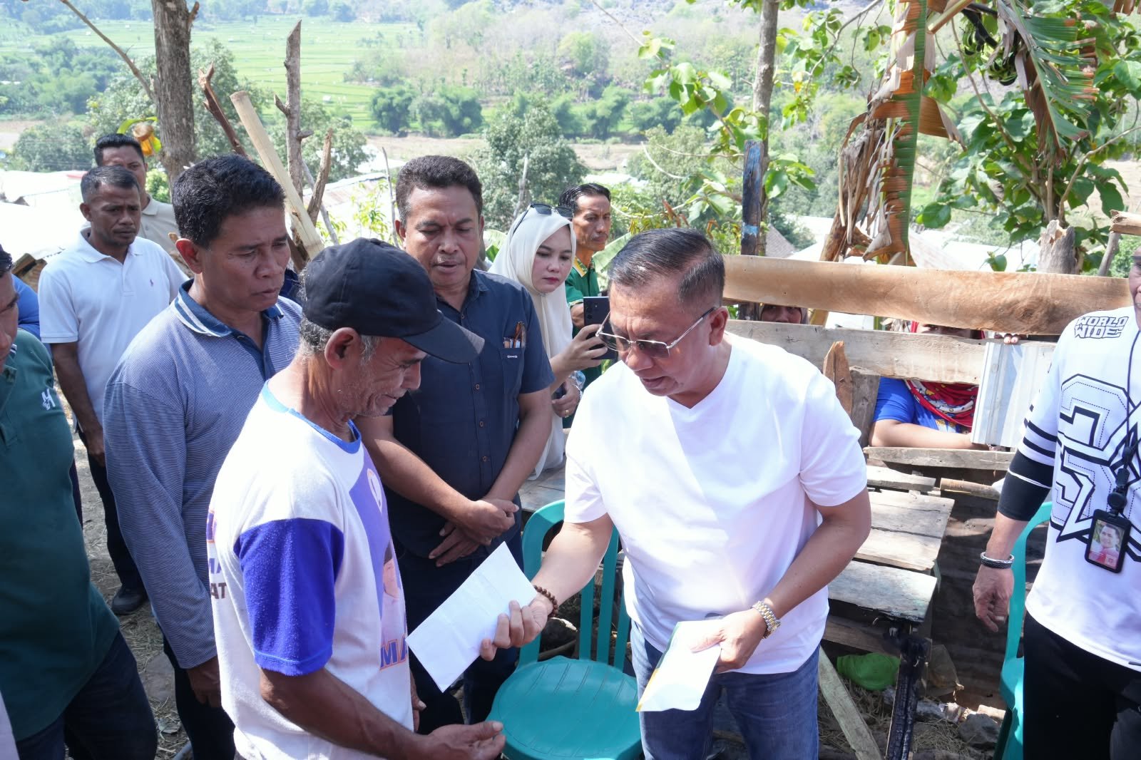 Wali Kota Bima Serahkan Bantuan Rp7 Juta kepada Korban Kebakaran di Dodu