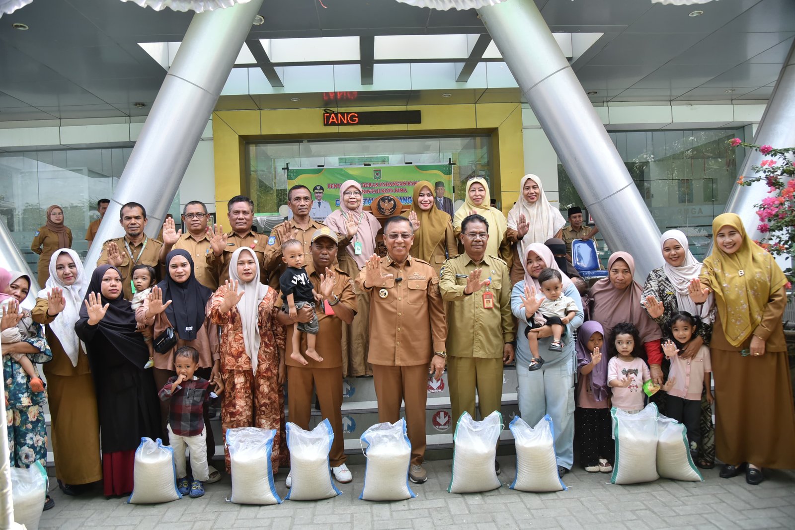 Pemkot Bima Salurkan 3 Ton Beras untuk 300 Anak, Perkuat Penanganan Stunting 2027