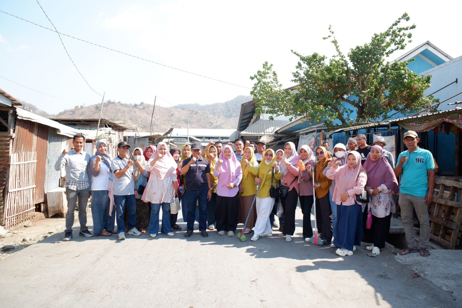 Pegawai Diskoperindag Kota Bima Gotong Royong Bersihkan Pasar Amahami